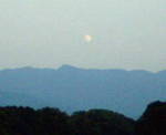 山の上に月。夕間づめの最中、フローターから撮影。